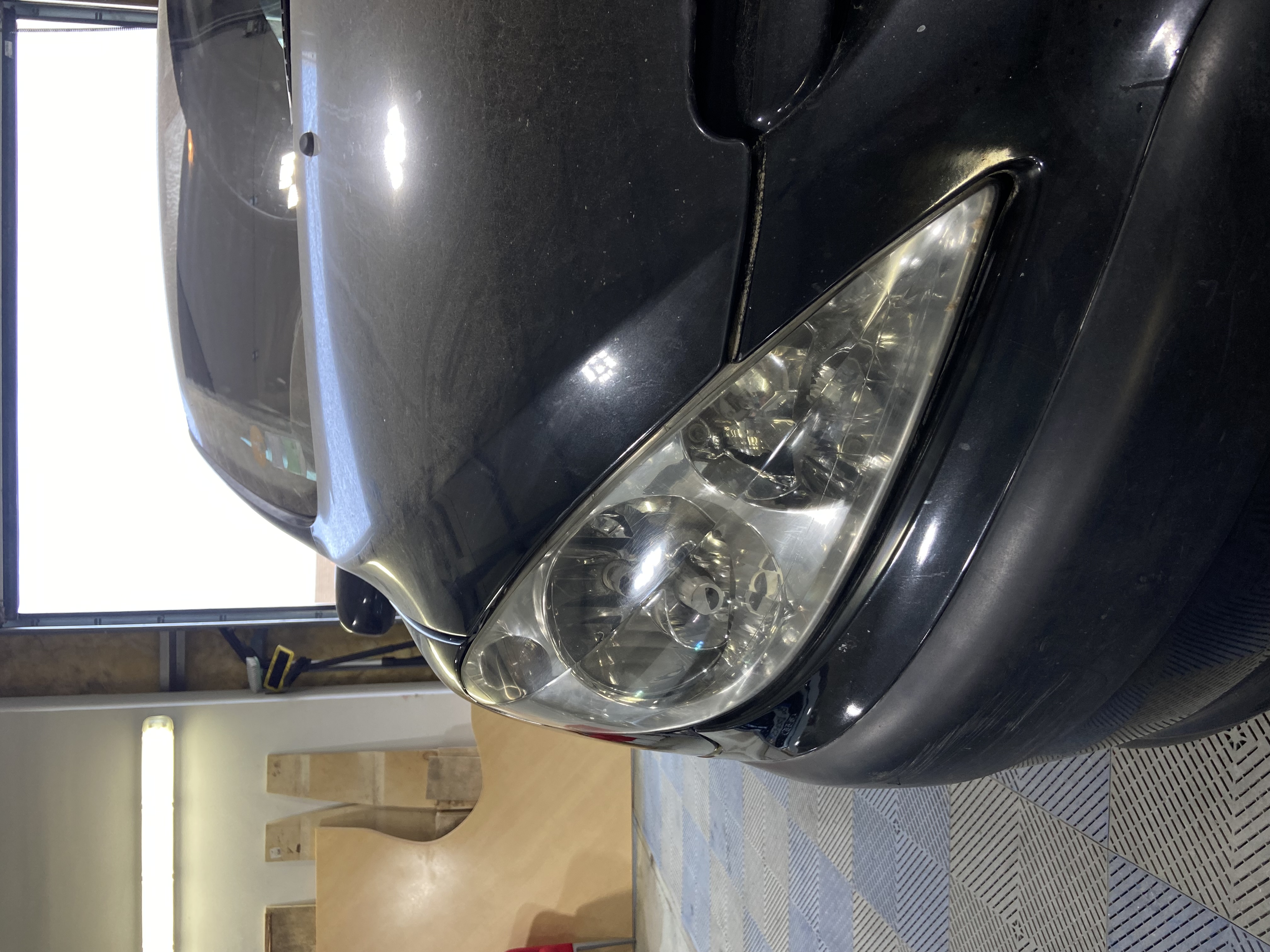 Phare droit automobile Peugeot transparent après rénovation professionnelle à Tours (37)