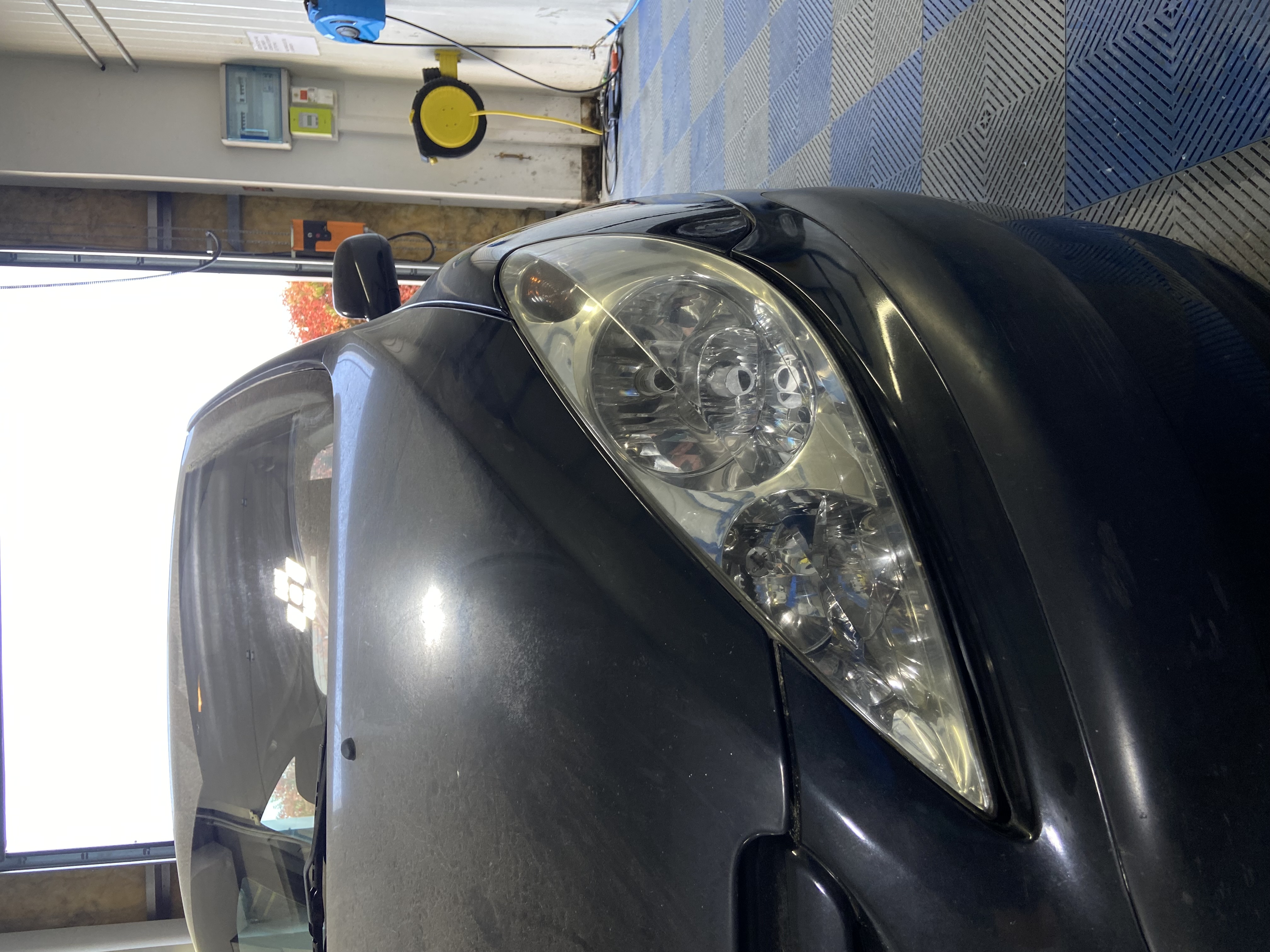 Optique gauche de Peugeot après polissage, vernis protecteur retrouvé à Tours