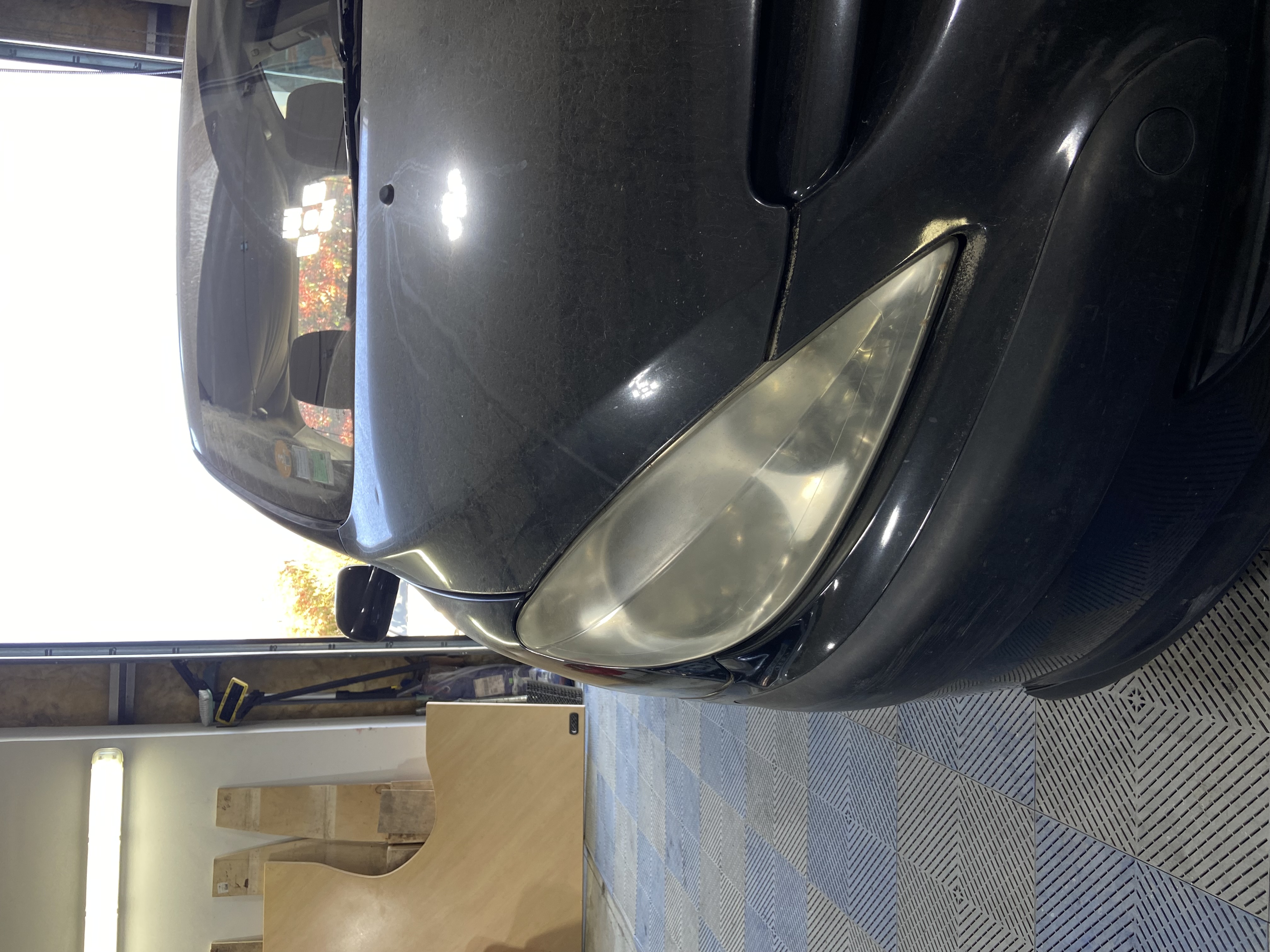 Phare droit automobile Peugeot jauni et opaque avant rénovation à Tours (37)