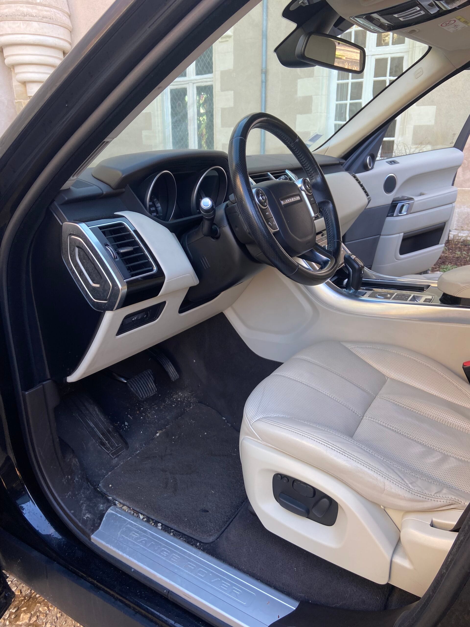 C'est un range rover sale