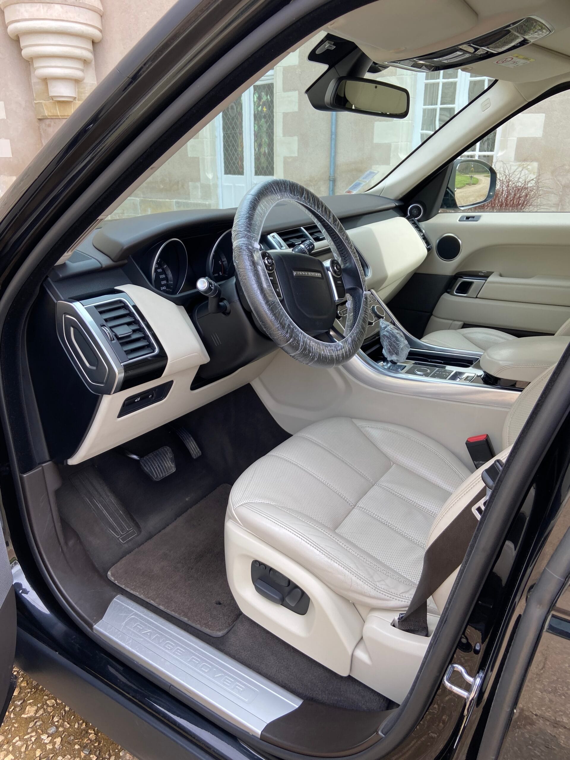 C'est un Range Rover propre et nettoyé