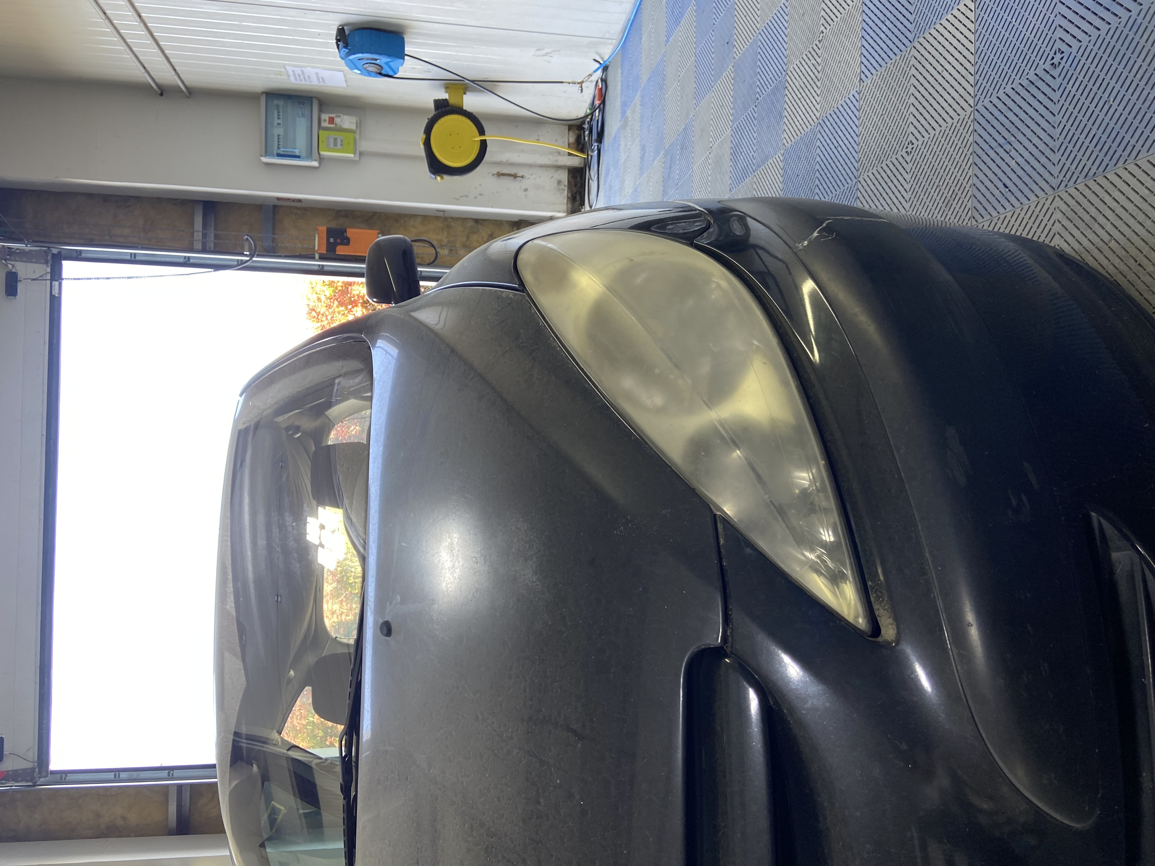 Optique gauche de Peugeot terne avant polissage par Lavage Auto Pro 37